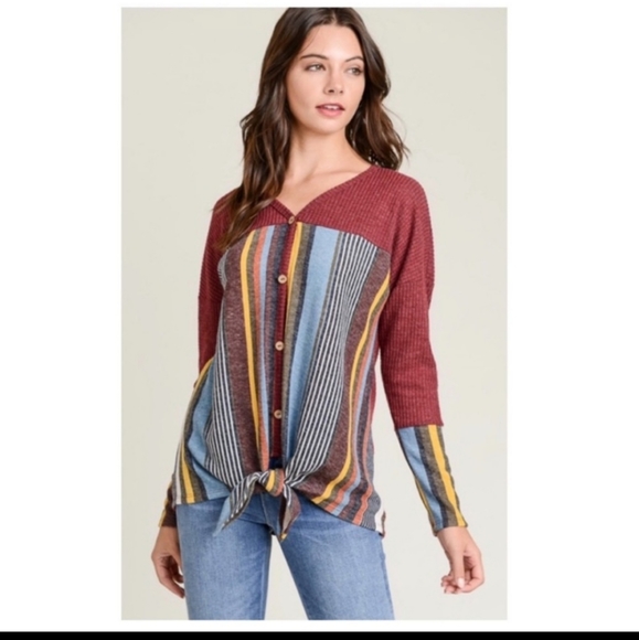 Contrast V neck button front top - Picture 2 of 6